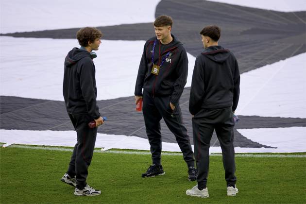Football - UEFA Champions League - LASK v Liverpool FC LINZ, AUSTRIA - Wednesday, October 14, 2026: (L-R) Liverpool s Lewis Koumas, James McConnell and Luke Chambers on the pitch before the UEFA Champions League 2026 27 League Phase MD2 match between LASK and Liverpool FC at the Oberösterreich Arena. (Photo by David Rawcliffe Propaganda) LINZ Oberösterreich Arena UPPER AUSTRIA AUSTRIA  Copyright: xDavidxRawcliffex 2026-10-14-LASK_v_LIverpool-009