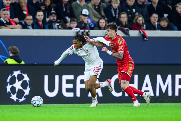 SOCCER - UEFA CL, LASK vs Liverpool LINZ,AUSTRIA,14.OCT.26 - SOCCER - UEFA Champions League, Linzer ASK vs Liverpool FC. Image shows Rio Ngumoha (Liverpool) and Christoph Lang (LASK).  GEPAxpictures xChristianxMoser