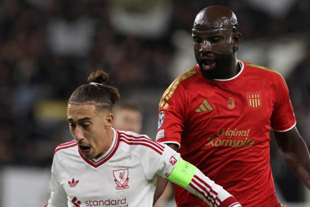LINZ, AUSTRIA - OCTOBER 14: Kostas Tsimikas of Liverpool and Samuel Adeniran of LASK during the UEFA Champions League league phase matchday 2 match between LASK and Liverpool at Oberoesterreich Arena on October 14, 2026 in Linz, Austria. (Photo by Severin Aichbauer Sports Press Photo SPP) Copyright: xSeverinxAichbauer SPPx Sportspressphoto_SPR255658
