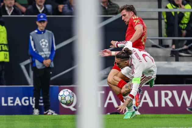 SOCCER - UEFA CL, LASK vs Liverpool LINZ,AUSTRIA,14.OCT.26 - SOCCER - UEFA Champions League, Linzer ASK vs Liverpool FC. Image shows Kostas Tsimikas (Liverpool) and Kasper Jorgensen (LASK).  GEPAxpictures xManuelxBinder