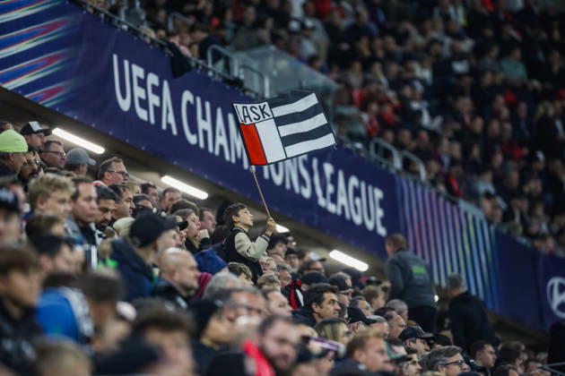 SOCCER - UEFA CL, LASK vs Liverpool LINZ,AUSTRIA,14.OCT.26 - SOCCER - UEFA Champions League, Linzer ASK vs Liverpool FC. Image shows a feature with a Fan wave a LASK flag.  GEPAxpictures xManuelxBinder