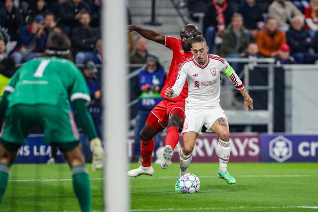 SOCCER - UEFA CL, LASK vs Liverpool LINZ,AUSTRIA,14.OCT.26 - SOCCER - UEFA Champions League, Linzer ASK vs Liverpool FC. Image shows Samuel Adeniran (LASK) and Kostas Tsimikas (Liverpool).  GEPAxpictures xManuelxBinder