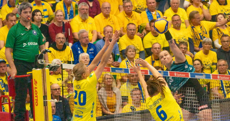 14.10.2026, Volleyball, Frauen, VBL, 1. VBL, 1. Volleyball-Bundesliga, Saison 2026 27, 1. Spieltag, SSC Palmberg Schwerin - Dresdner SC, Lena Kindermann (Dresdner SC, re.) gegen Jet Kok (SSC Palmberg Schwerin, li.) und Marjie ten Brinke (SSC Palmberg Schwerin, Mitte) Schwerin Palmberg Arena Mecklenburg-Vorpommern Deutschland