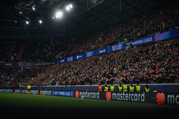 SOCCER - UEFA CL, LASK vs Liverpool LINZ,AUSTRIA,14.OCT.26 - SOCCER - UEFA Champions League, Linzer ASK vs Liverpool FC. Image shows a feature with fans.  GEPAxpictures xManuelxBinder