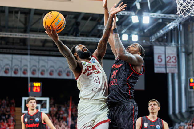 Howard Sant-Roos (UCAM Murcia, 08), Hason Ward (BMA365 Bamberg Baskets, 20), BMA365 Bamberg Baskets vs. UCAM Murcia, Basketball, Basketball Champions League, 3. Spieltag, 14.10.2026 BMA365 Bamberg Baskets vs. UCAM Murcia, Basketball, Basketball Champions League, 3. Spieltag, 14.10.2026 Bamberg Copyright: xEibner-Pressefoto G.xSantemizx EP_EER