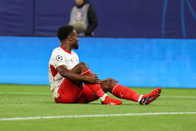 Deutschland: Fußball - UEFA Champions League - Saison 2026 - 2027, 2. Spieltag - RB Leipzig gegen PSV Eindhoven, Red Bull Arena (Leipzig): Ridle Baku (RB Leipzig, 17) am Boden Copyright: xLucasxWalterx