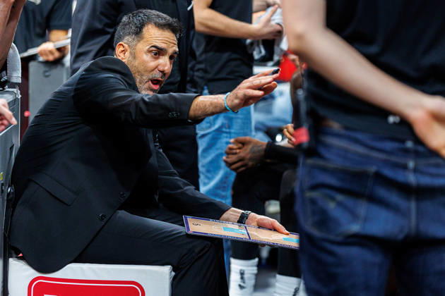 Jesus Ramirez (BMA365 Bamberg Baskets, Trainer), Einzelbild, Einzelfoto, Portrait, Portraet, Auszeit, BMA365 Bamberg Baskets vs. UCAM Murcia, Basketball, Basketball Champions League, 3. Spieltag, 14.10.2026 BMA365 Bamberg Baskets vs. UCAM Murcia, Basketball, Basketball Champions League, 3. Spieltag, 14.10.2026 Bamberg Copyright: xEibner-Pressefoto G.xSantemizx EP_EER