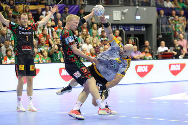 14.10.2026, xtgx, Handball Champions Legaue, SC Magdeburg - Industria Kielce emspor, v.l. Magnus Saugstrup (Magdeburg, 23), ki50 Zweikampf, Duell, Kampf, tackle Magdeburg