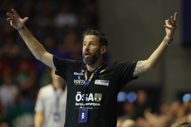 14.10.2026, xtgx, Handball Champions Legaue, SC Magdeburg - Industria Kielce emspor, v.l. Bennet Wiegert (Magdeburg, Trainer) gibt Anweisungen, gestikuliert mit den Armen, gesticulate, gives instructions Magdeburg