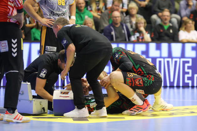 14.10.2026, xtgx, Handball Champions Legaue, SC Magdeburg - Industria Kielce emspor, v.l. Felix Claar (Magdeburg, 7) verletzt Verletzung Magdeburg