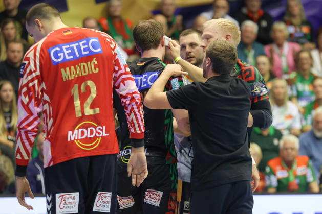 14.10.2026, xtgx, Handball Champions Legaue, SC Magdeburg - Industria Kielce emspor, v.l. Felix Claar (Magdeburg, 7) verletzt Verletzung Magdeburg