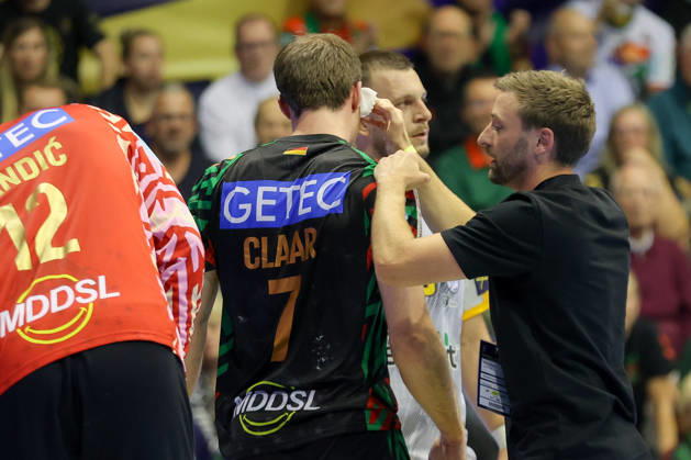 14.10.2026, xtgx, Handball Champions Legaue, SC Magdeburg - Industria Kielce emspor, v.l. Felix Claar (Magdeburg, 7) verletzt Verletzung Magdeburg
