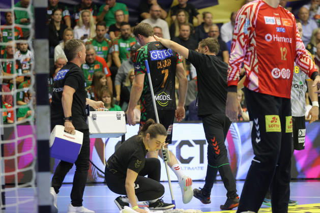 14.10.2026, xtgx, Handball Champions Legaue, SC Magdeburg - Industria Kielce emspor, v.l. Felix Claar (Magdeburg, 7) verletzt Verletzung Magdeburg
