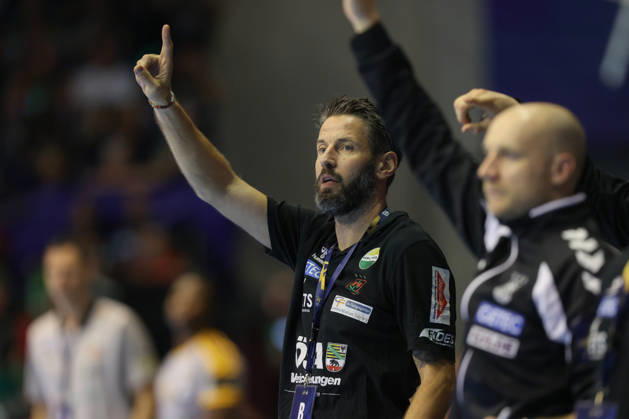 14.10.2026, xtgx, Handball Champions Legaue, SC Magdeburg - Industria Kielce emspor, v.l. Bennet Wiegert (Magdeburg, Trainer) gibt Anweisungen, gestikuliert mit den Armen, gesticulate, gives instructions Magdeburg