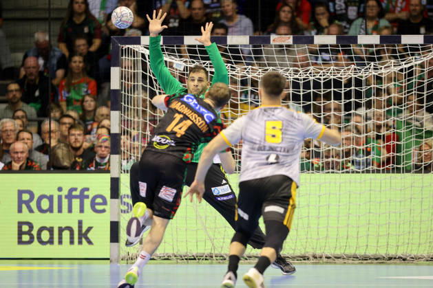 14.10.2026, xtgx, Handball Champions Legaue, SC Magdeburg - Industria Kielce emspor, v.l. Dejan Milosavljev (Kielce, 96) , Omar Ingi Magnusson (Magdeburg, 14) Parade, haelt den Ball, faengt den Ball, pariert Magdeburg