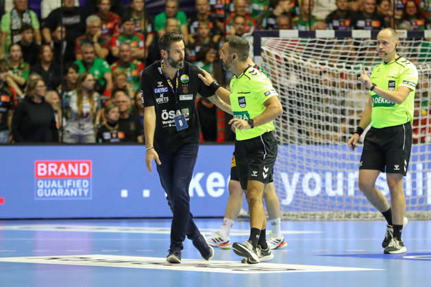 14.10.2026, xgox, Handball EHF Champions League SC Magdeburg - Industria Kielce v.l. Bennet Wiegert (Magdeburg, Trainer) diskutiert mit Schiedsrichter, Schiri, referee Magdeburg