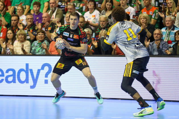 14.10.2026, xgox, Handball EHF Champions League SC Magdeburg - Industria Kielce v.l. Elvar Oern Jonsson (Magdeburg, 19) am Ball, plays the ball Magdeburg