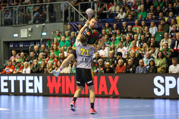 14.10.2026, xgox, Handball EHF Champions League SC Magdeburg - Industria Kielce v.l. Lukas Mertens (Magdeburg, 22), Kiryl Rabchynski (Kielce, 71) Zweikampf, Duell, Kampf, tackle Magdeburg