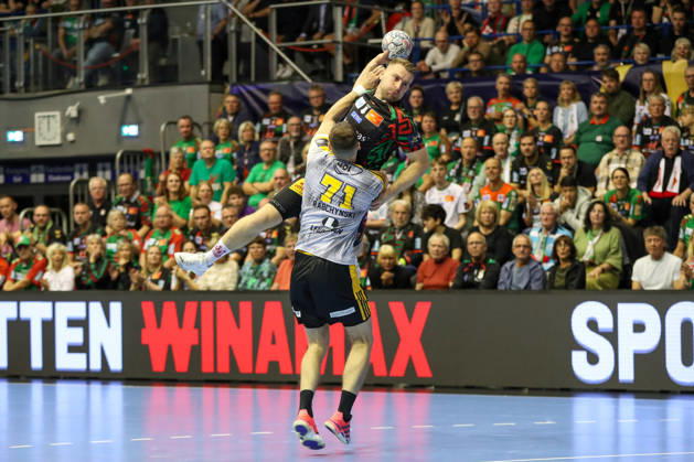 14.10.2026, xgox, Handball EHF Champions League SC Magdeburg - Industria Kielce v.l. Lukas Mertens (Magdeburg, 22), Kiryl Rabchynski (Kielce, 71) Zweikampf, Duell, Kampf, tackle Magdeburg