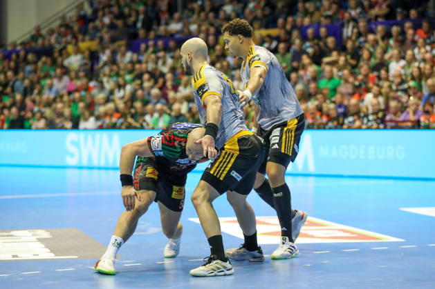14.10.2026, xgox, Handball EHF Champions League SC Magdeburg - Industria Kielce v.l. Oscar Bergendahl (Magdeburg, 54), Artsem Karalek (Kielce, 50), Theo Monar (Kielce, 97) Zweikampf, Duell, Kampf, tackle Magdeburg