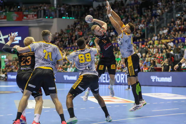 14.10.2026, xgox, Handball EHF Champions League SC Magdeburg - Industria Kielce v.l. Magnus Saugstrup (Magdeburg, 23), Kiryl Rabchynski (Kielce, 71), Dylan Nahi (Kielce, 99), Omar Ingi Magnusson (Magdeburg, 14), Theo Monar (Kielce, 97) Zweikampf, Duell, Kampf, tackle Magdeburg