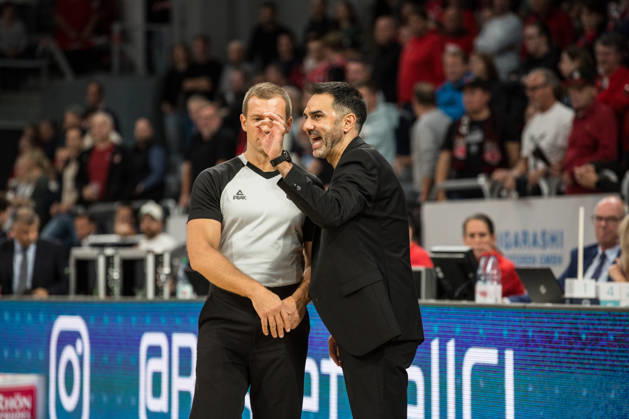 Bamberg, Deutschland 14. Oktober 2026: Basketball Champions League - 2026 2027 - Gruppenphase - Gruppe D - 2. Spieltag - Bamberg Baskets gegen UCAM Murcia Im Bild: Trainer Jesus Ramirez (Bamberg) gestikuliert mit dem Schiedsrichter nach seinen Spielentscheidungen dadurch kassiert er sein zweites Technisches Faul und muss die Halle verlassen Brose Arena Bayern Copyright: xFotostandx xSchmittx