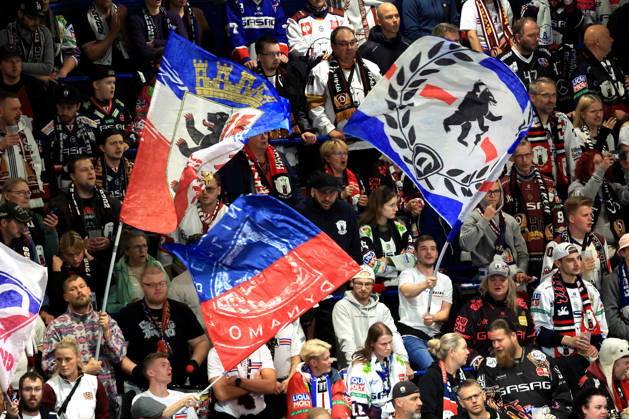14.10.2026, DEU, GER, Eishockey, Champions League, Saison 2026 27, Berlin, Eisbaeren Berlin vs. Klagenfurther AC Eisbaeren-Berlin-Fanblock,Fans,Fahnen nordphoto GmbH Engler Stadt Wellblechpalast Bundesland Land Copyright: xNordphotox xEnglerx