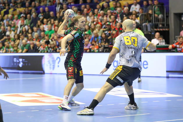14.10.2026, xgox, Handball EHF Champions League SC Magdeburg - Industria Kielce v.l. Omar Ingi Magnusson (Magdeburg, 14), Artsem Karalek (Kielce, 50) Zweikampf, Duell, Kampf, tackle Magdeburg