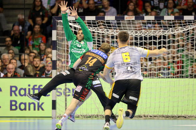 14.10.2026, xtgx, Handball Champions Legaue, SC Magdeburg - Industria Kielce emspor, v.l. Dejan Milosavljev (Kielce, 96) , Omar Ingi Magnusson (Magdeburg, 14) Parade, haelt den Ball, faengt den Ball, pariert Magdeburg