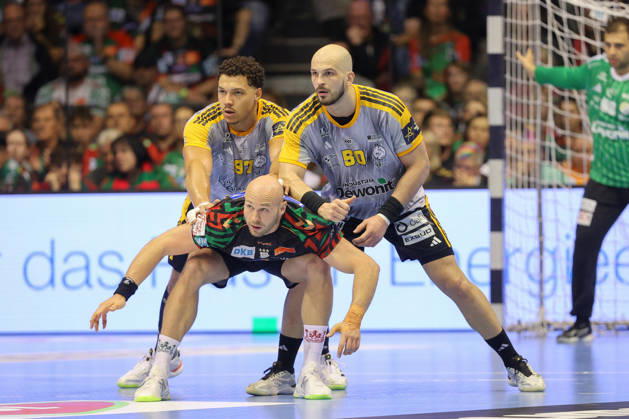 14.10.2026, xtgx, Handball Champions Legaue, SC Magdeburg - Industria Kielce emspor, v.l. Theo Monar (Kielce, 97), Oscar Bergendahl (Magdeburg, 54), Artsem Karalek (Kielce, 50) Zweikampf, Duell, Kampf, tackle Magdeburg