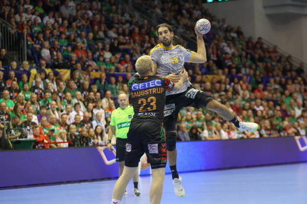 14.10.2026, xtgx, Handball Champions Legaue, SC Magdeburg - Industria Kielce emspor, v.l. Magnus Saugstrup (Magdeburg, 23), Julien Bos (Kielce, 13) Zweikampf, Duell, Kampf, tackle Magdeburg