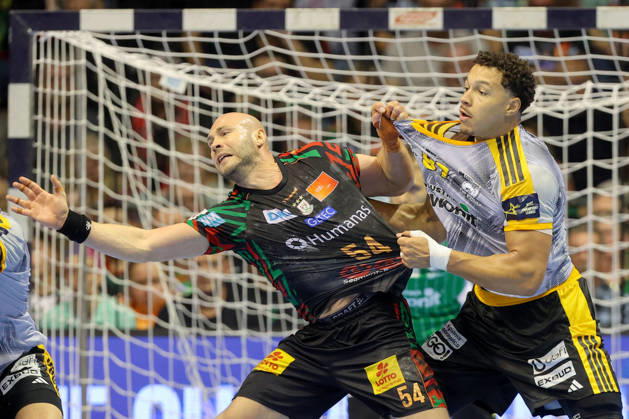 14.10.2026, xtgx, Handball Champions Legaue, SC Magdeburg - Industria Kielce emspor, v.l. Oscar Bergendahl (Magdeburg, 54), Theo Monar (Kielce, 97) Zweikampf, Duell, Kampf, tackle Magdeburg