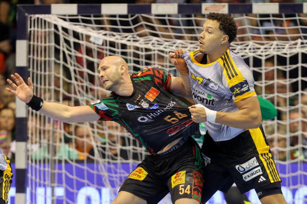 14.10.2026, xtgx, Handball Champions Legaue, SC Magdeburg - Industria Kielce emspor, v.l. Oscar Bergendahl (Magdeburg, 54), Theo Monar (Kielce, 97) Zweikampf, Duell, Kampf, tackle Magdeburg