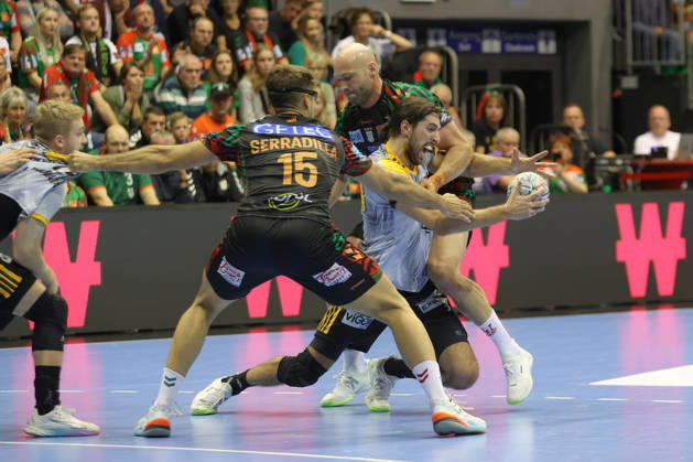 14.10.2026, xtgx, Handball Champions Legaue, SC Magdeburg - Industria Kielce emspor, v.l. Antonio Serradilla Cuenca (Magdeburg, 15), Magnus Saugstrup (Magdeburg, 23), Julien Bos (Kielce, 13) Zweikampf, Duell, Kampf, tackle Magdeburg