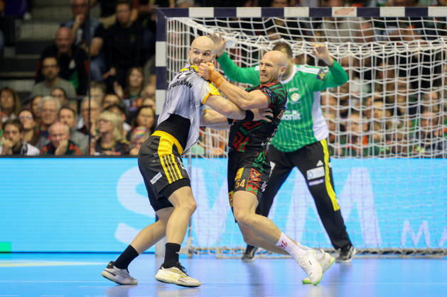 14.10.2026, xtgx, Handball Champions Legaue, SC Magdeburg - Industria Kielce emspor, v.l. Artsem Karalek (Kielce, 50), Oscar Bergendahl (Magdeburg, 54) Zweikampf, Duell, Kampf, tackle Magdeburg
