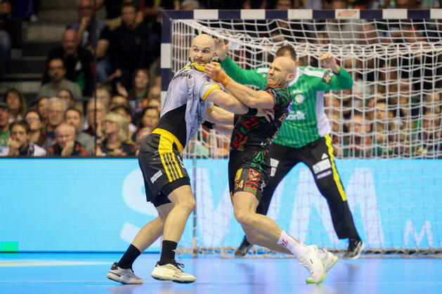 14.10.2026, xtgx, Handball Champions Legaue, SC Magdeburg - Industria Kielce emspor, v.l. Artsem Karalek (Kielce, 50), Oscar Bergendahl (Magdeburg, 54) Zweikampf, Duell, Kampf, tackle Magdeburg