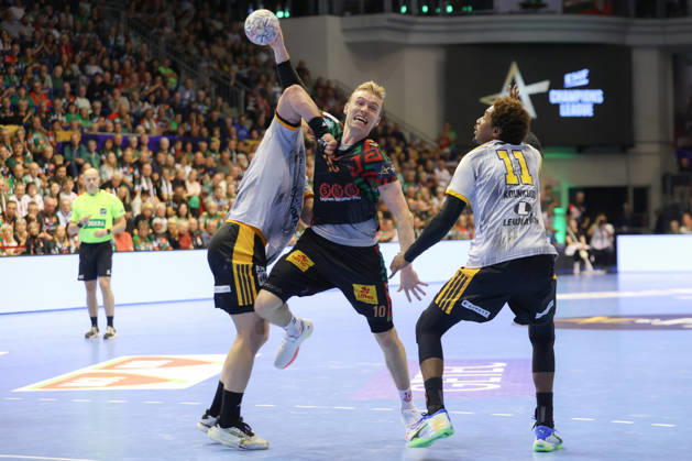 14.10.2026, xtgx, Handball Champions Legaue, SC Magdeburg - Industria Kielce emspor, v.l. Gisli Thorgeir Kristjansson (Magdeburg, 10) Zweikampf, Duell, Kampf, tackle Magdeburg