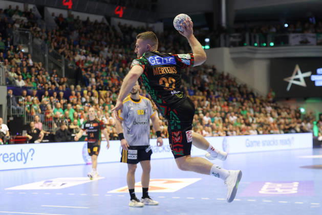 14.10.2026, xtgx, Handball Champions Legaue, SC Magdeburg - Industria Kielce emspor, v.l. Lukas Mertens (Magdeburg, 22) wirft Tor, Torschuetze, erzielt Tor, Treffer, scores the goal Magdeburg