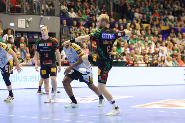 14.10.2026, xtgx, Handball Champions Legaue, SC Magdeburg - Industria Kielce emspor, v.l. Matthias Musche (Magdeburg, 6) wirft Tor, Torschuetze, erzielt Tor, Treffer, scores the goal Siebenmeter Magdeburg