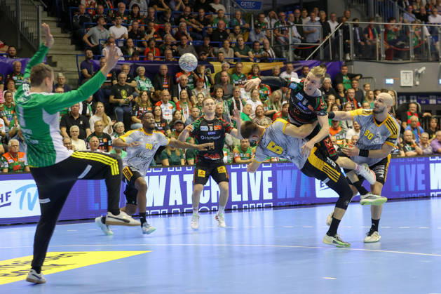 14.10.2026, xtgx, Handball Champions Legaue, SC Magdeburg - Industria Kielce emspor, v.l. Gisli Thorgeir Kristjansson (Magdeburg, 10) wirft Tor, Torschuetze, erzielt Tor, Treffer, scores the goal Magdeburg