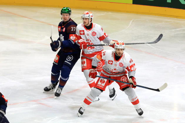 14.10.2026, DEU, GER, Eishockey, Champions League, Saison 2026 27, Berlin, Eisbaeren Berlin vs. Klagenfurther AC Markus Vikingstad ( Eisbaeren Berlin 37 ), Simeon Schwinger ( Klagenfurth 16 ), Daniel Obersteiner ( Klagenfurth 98 ) nordphoto GmbH Engler Stadt Wellblechpalast Bundesland Land Copyright: xNordphotox xEnglerx