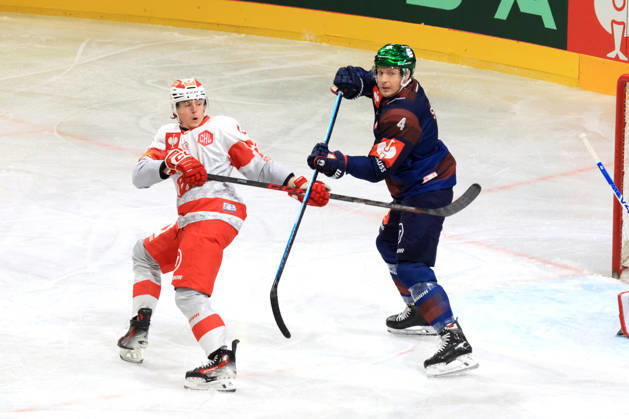 14.10.2026, DEU, GER, Eishockey, Champions League, Saison 2026 27, Berlin, Eisbaeren Berlin vs. Klagenfurther AC Adam Smith ( Eisbaeren Berlin 4 )., David Waschnig ( Klagenfurth 19 ) nordphoto GmbH Engler Stadt Wellblechpalast Bundesland Land Copyright: xNordphotox xEnglerx