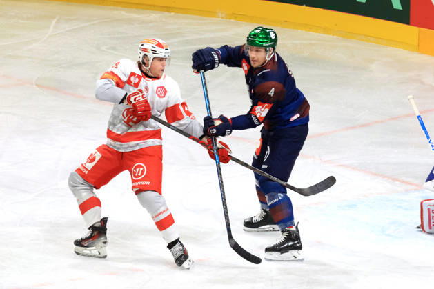 14.10.2026, DEU, GER, Eishockey, Champions League, Saison 2026 27, Berlin, Eisbaeren Berlin vs. Klagenfurther AC Adam Smith ( Eisbaeren Berlin 4 )., David Waschnig ( Klagenfurth 19 ) nordphoto GmbH Engler Stadt Wellblechpalast Bundesland Land Copyright: xNordphotox xEnglerx
