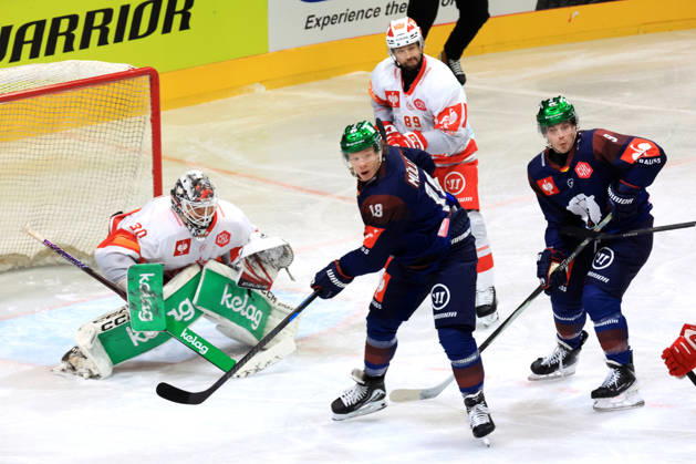 14.10.2026, DEU, GER, Eishockey, Champions League, Saison 2026 27, Berlin, Eisbaeren Berlin vs. Klagenfurther AC Jonas Mueller ( Eisbaeren Berlin 18 ), Ty Ronning ( Eisbaeren Berlin 9 ), Mareks Mitens Furey ( Klagenfurth 30 ), Raphael Herburger ( Klagenfurth 89 ) nordphoto GmbH Engler Stadt Wellblechpalast Bundesland Land Copyright: xNordphotox xEnglerx