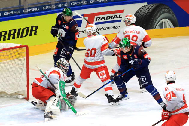 14.10.2026, DEU, GER, Eishockey, Champions League, Saison 2026 27, Berlin, Eisbaeren Berlin vs. Klagenfurther AC Yannick Veilleux ( Eisbaeren Berlin 38 ), Tobias Krestan ( Eisbaeren Berlin 91 ), Mareks Mitens Furey ( Klagenfurth 30 ), Manuel Wadel ( Klagenfurth 60 ), Mattias Goeransson ( Klagenfurth 28 ) nordphoto GmbH Engler Stadt Wellblechpalast Bundesland Land Copyright: xNordphotox xEnglerx
