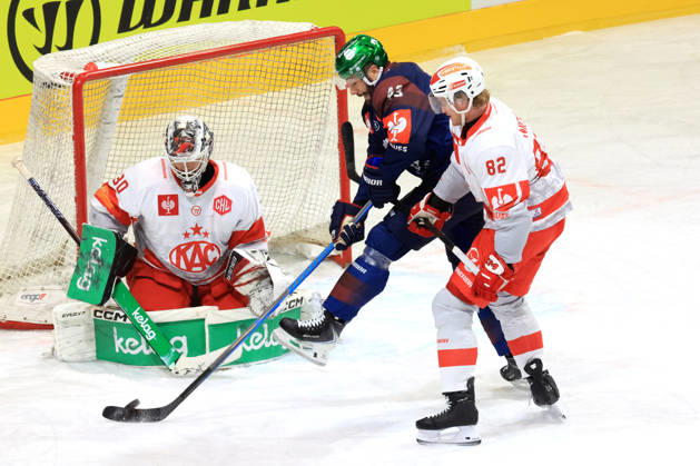 14.10.2026, DEU, GER, Eishockey, Champions League, Saison 2026 27, Berlin, Eisbaeren Berlin vs. Klagenfurther AC Andreas Eder ( Eisbaeren Berlin 43 ), Mareks Mitens Furey ( Klagenfurth 30 ), Thimo Nickl ( Klagenfurth 82 ) nordphoto GmbH Engler Stadt Wellblechpalast Bundesland Land Copyright: xNordphotox xEnglerx