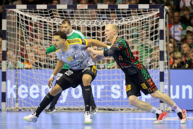 14.10.2026, xtgx, Handball Champions Legaue, SC Magdeburg - Industria Kielce emspor, v.l. Theo Monar (Kielce, 97), Magnus Saugstrup (Magdeburg, 23) Zweikampf, Duell, Kampf, tackle Magdeburg
