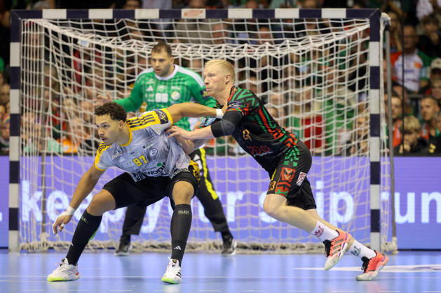 14.10.2026, xtgx, Handball Champions Legaue, SC Magdeburg - Industria Kielce emspor, v.l. Theo Monar (Kielce, 97), Magnus Saugstrup (Magdeburg, 23) Zweikampf, Duell, Kampf, tackle Magdeburg