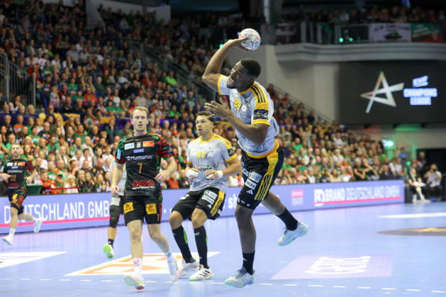 14.10.2026, xtgx, Handball Champions Legaue, SC Magdeburg - Industria Kielce emspor, v.l. Dylan Nahi (Kielce, 99) wirft Tor, Torschuetze, erzielt Tor, Treffer, scores the goal Magdeburg