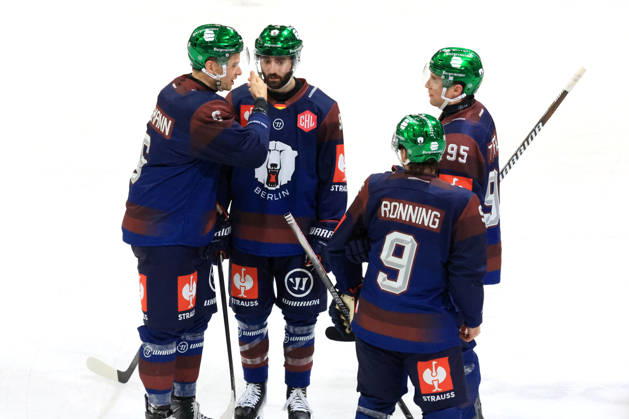 14.10.2026, DEU, GER, Eishockey, Champions League, Saison 2026 27, Berlin, Eisbaeren Berlin vs. Klagenfurther AC Eisbaeren-Spielerkreis, Kai Wissmann ( Eisbaeren Berlin 6 ), Liam Kirk ( Eisbaeren Berlin 94 ) Ty Ronning ( Eisbaeren Berlin 9 ), Frederik Tiffels ( Eisbaeren Berlin 95 ) nordphoto GmbH Engler Stadt Wellblechpalast Bundesland Land Copyright: xNordphotox xEnglerx